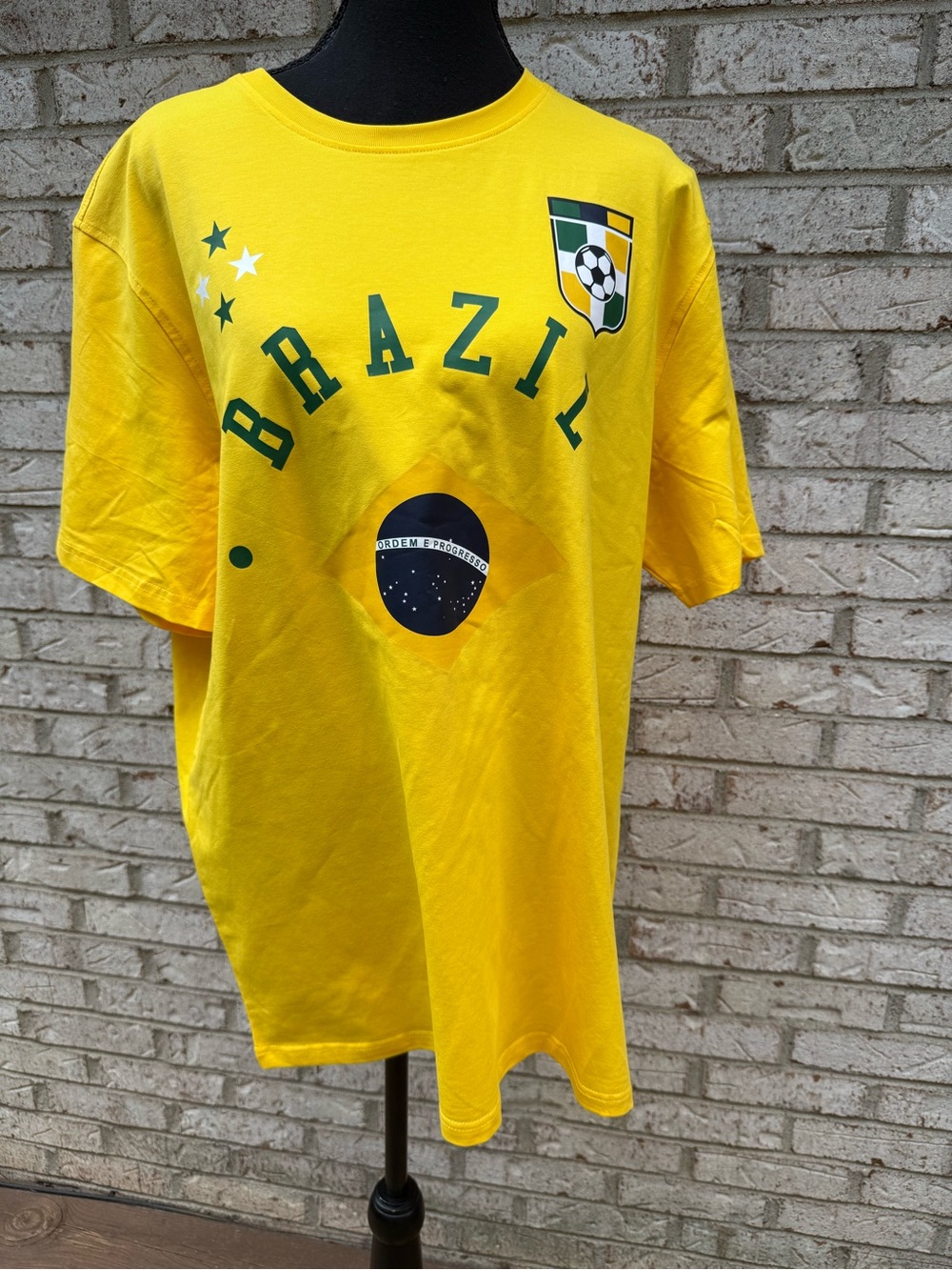 Brazil National Soccer Team T-shirt size XL new with tag men + free gift .